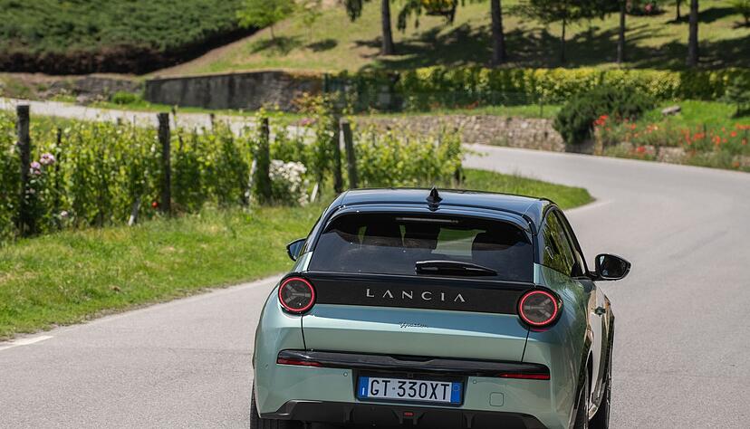Hm, erinnert uns an? Genau! Die runden Rückleuchten lassen den Betrachter an das Heck der Ikone Lancia Stratos denken. Hm, erinnert uns an? Genau! Die runden Rückleuchten lassen den Betrachter an das Heck der Ikone Lancia Stratos denken.