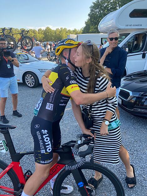 In Heilbronn wurde er nach einem starken Rennen mit Solo-Ausriss von seiner Freundin empfangen. In Heilbronn wurde er nach einem starken Rennen mit Solo-Ausriss von seiner Freundin empfangen.