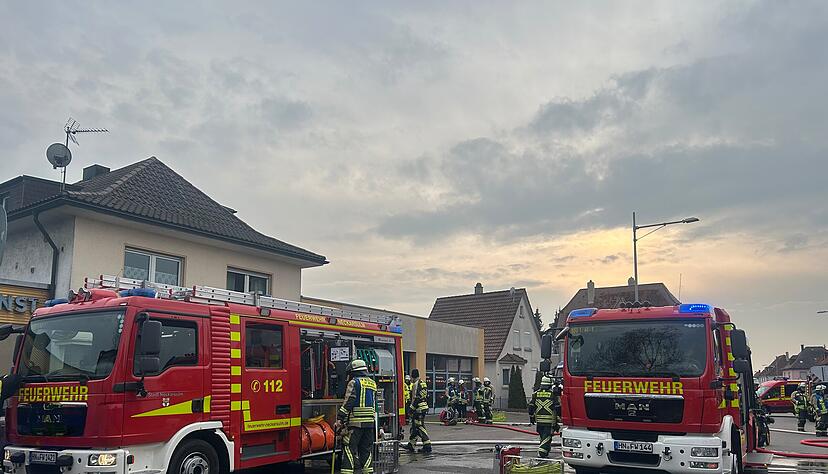 Die Feuerwehr ist bei Reifen Bender in Neckarsulm vor Ort. Wegen des Einsatzes war die B27 laut Angaben der Polizei gesperrt.