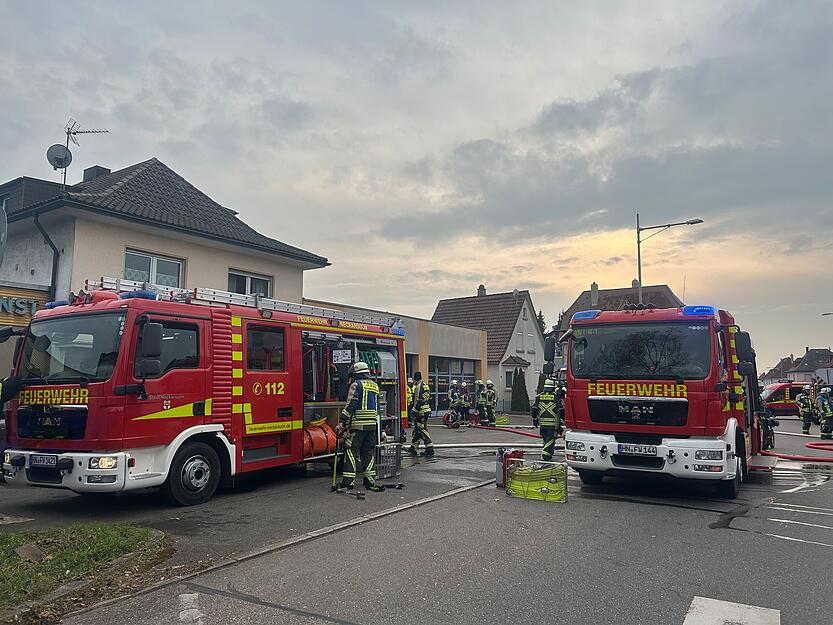 Die Feuerwehr ist bei Reifen Bender in Neckarsulm vor Ort. Wegen des Einsatzes war die B27 laut Angaben der Polizei gesperrt.