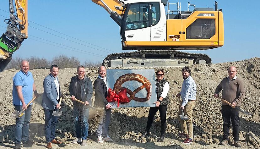 Wer ordentlich arbeitet, verdient auch eine Stärkung: Und so findet die Ein-Meter-Brezel − die auf dem Foto wie ein Plakat aussieht, aber durchaus echt und geschmackvoll ist − nach dem Spatenstich dankbare Abnehmer.
Foto: Christian Nick Wer ordentlich arbeitet, verdient auch eine Stärkung: Und so findet die Ein-Meter-Brezel − die auf dem Foto wie ein Plakat aussieht, aber durchaus echt und geschmackvoll ist − nach dem Spatenstich dankbare Abnehmer.
Foto: Christian Nick