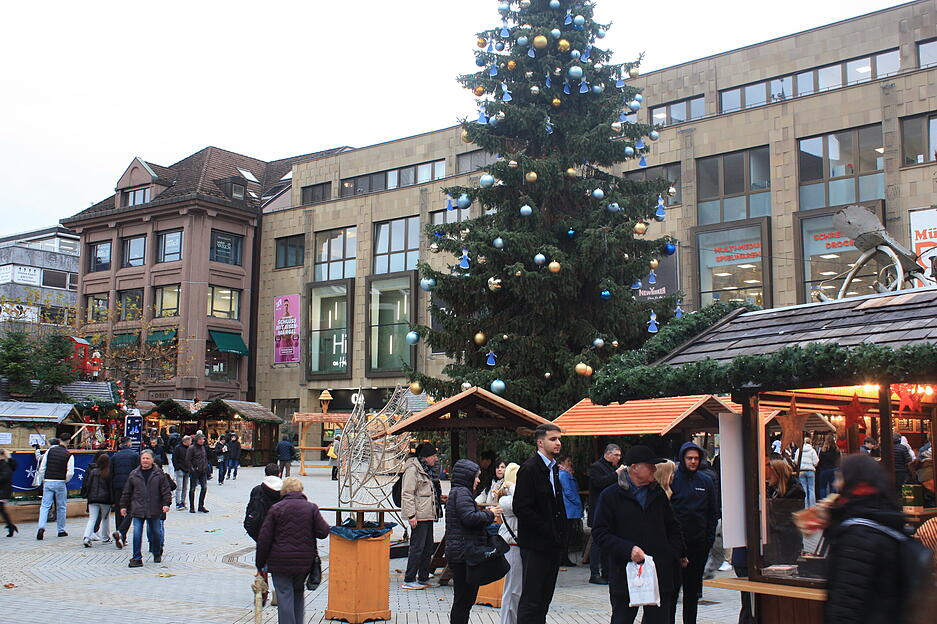 Die Stimmung auf dem Käthchen Weihnachtsmarkt ist gut.