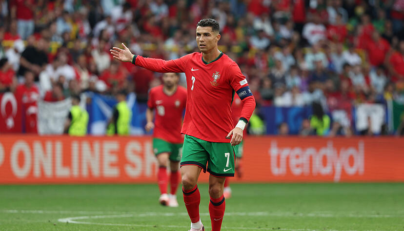 Nach dem Spiel von Portugal sorgt ein Flitzer für Aufregung. Ein Ordner grätscht einen Spieler um.