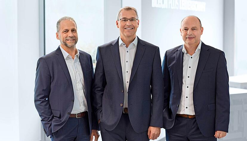 Die Gesch&auml;ftsf&uuml;hrung: Firmenchef Frank Isaak (Mitte) mit dem neuen Vertriebs-Gesch&auml;ftsf&uuml;hrer Boris Hofmann (links) und Finanzgesch&auml;ftsf&uuml;hrer Markus Kaiser.