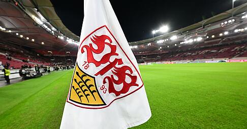 Das Logo des VfB Stuttgart ist vor dem Spiel auf einer Eckfahne zu sehen.