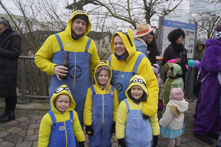 Bunte Kost&uuml;me und fr&ouml;hliche Gesichter pr&auml;gen den n&auml;rrischen Umzug.