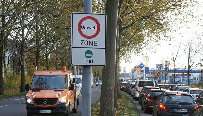 Autostau auf der Neckarsulmer Straße (B 27) in Richtung Heilbronn: Im Streit um dauerhaft zu hohe Stickoxidwerte fällt 2018 ein Grundsatzurteil. Foto: Archiv/Friese Autostau auf der Neckarsulmer Straße (B 27) in Richtung Heilbronn: Im Streit um dauerhaft zu hohe Stickoxidwerte fällt 2018 ein Grundsatzurteil. Foto: Archiv/Friese