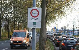 Autostau auf der Neckarsulmer Straße (B 27) in Richtung Heilbronn: Im Streit um dauerhaft zu hohe Stickoxidwerte fällt 2018 ein Grundsatzurteil. Foto: Archiv/Friese