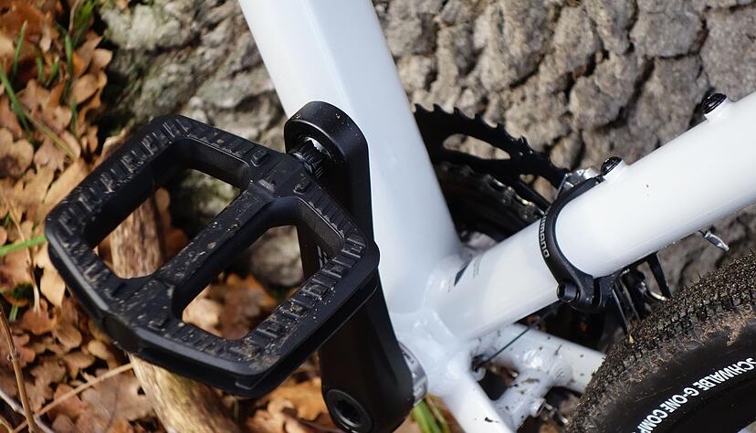 Die Plattformpedale aus Kunststoff bieten guten Halt, wirken optisch aber etwas billig.