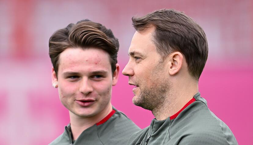Jonas Urbig (l) soll in der kommenden Saison weiter von Manuel Neuer lernen. (Archivbild)