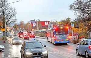 2024 wird in der südlichen Römerstraße ab der Bushaltestelle "Freibad Gesundbrunnen" bis zur Saarlandstraße eine Busspur angelegt. Außerdem sollen die Gehwege in der Römerstraße verbreitert werden.