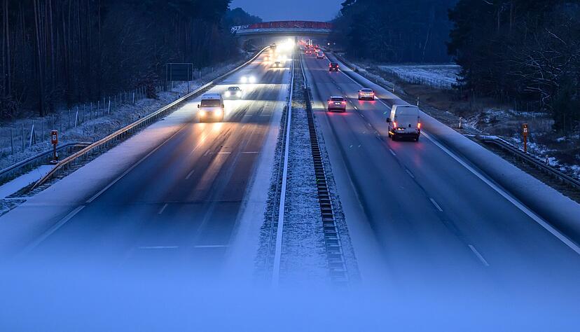 Bei einer Geisterfahrer-Warnung gilt: Tempo drosseln, &Uuml;berholman&ouml;ver unterlassen und den Sicherheitsabstand vergr&ouml;&szlig;ern, so bleibt mehr Zeit zum Reagieren bei unerwarteten Gefahren.