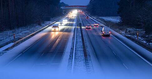 Bei einer Geisterfahrer-Warnung gilt: Tempo drosseln, &Uuml;berholman&ouml;ver unterlassen und den Sicherheitsabstand vergr&ouml;&szlig;ern, so bleibt mehr Zeit zum Reagieren bei unerwarteten Gefahren.