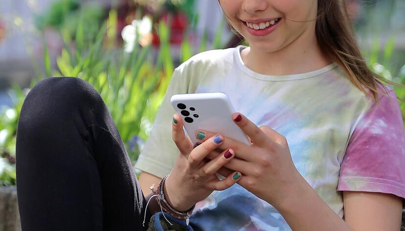 Kinder und Jugendliche nutzen wie auch Erwachsene Handy, Streaming & Co. zum Entspannen. Kinder und Jugendliche nutzen wie auch Erwachsene Handy, Streaming & Co. zum Entspannen.