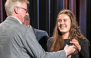 Sportlich ganz vorne: Mara Alber erhielt die Troph&auml;e zur Sportlerin des Jahres aus den H&auml;nden von Stimme-Verleger Tilmann Distelbarth.