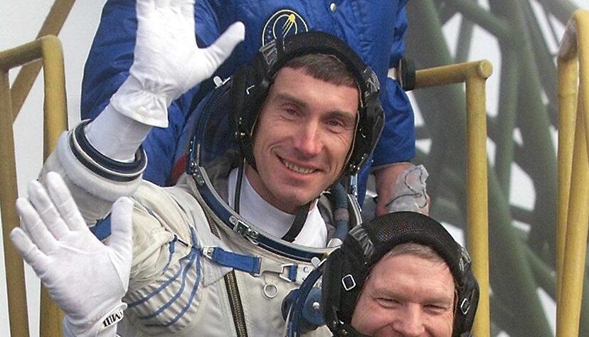 Der Kommandant der ersten Langzeitmission zur Internationalen Raumstation, der amerikanische Astronaut Bill Shepherd (M), und die russischen Kosmonauten Juri Gidsenko (unten) und Sergej Krikaljow (oben) winken, bevor sie auf dem Kosmodrom in das Raumschiff "Sojus-TM-31" einsteigen. (Archivbild) Der Kommandant der ersten Langzeitmission zur Internationalen Raumstation, der amerikanische Astronaut Bill Shepherd (M), und die russischen Kosmonauten Juri Gidsenko (unten) und Sergej Krikaljow (oben) winken, bevor sie auf dem Kosmodrom in das Raumschiff "Sojus-TM-31" einsteigen. (Archivbild)