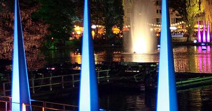 Impressionen vom Lichterfest im Jahr 2009 am Hagenbuchersee. Die damalige Stimmung wünschen sich die Organisatoren auch beim Neustart.
Foto: Archiv/Veigel
