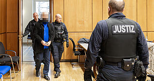 Gut bewacht und in Ketten betrat der Angeklagte den Gerichtssaal. Die Strafkammer pr&uuml;ft, ob er in ein psychiatrisches Krankenhaus muss.