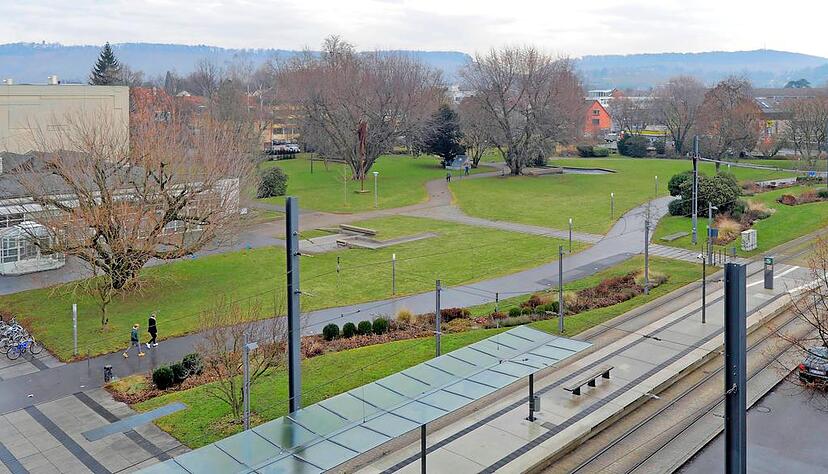 Mit dem Hotelbau neben der Harmonie greifen die Investoren vor allem im Bereich, der in der Bildmitte zu sehen ist, stark in den Stadtgarten ein. Fotos: Dennis Mugler Mit dem Hotelbau neben der Harmonie greifen die Investoren vor allem im Bereich, der in der Bildmitte zu sehen ist, stark in den Stadtgarten ein. Fotos: Dennis Mugler
