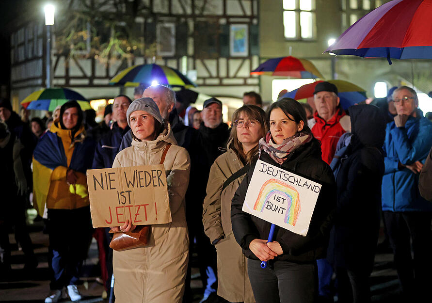 Rund 550 Teilnehmer haben sich am Freitagabend bei einer Demo in Eppingen versammelt. Rund 550 Teilnehmer haben sich am Freitagabend bei einer Demo in Eppingen versammelt.