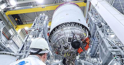 Die Oberstufe der neuen europäischen Trägerrakete Ariane 6 im Werk der Arianegroup in Bremen. Jetzt wird sie beim DLR in Lampoldshausen getestet.
Foto: dpa