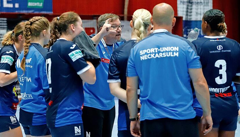 Trainer Thomas Zeitz (Mitte) zeigt es an: Viel fehlte phasenweise nicht, doch konstant konnten seine Spielerinnen ihre Leistungen bislang nicht abrufen. Trainer Thomas Zeitz (Mitte) zeigt es an: Viel fehlte phasenweise nicht, doch konstant konnten seine Spielerinnen ihre Leistungen bislang nicht abrufen.