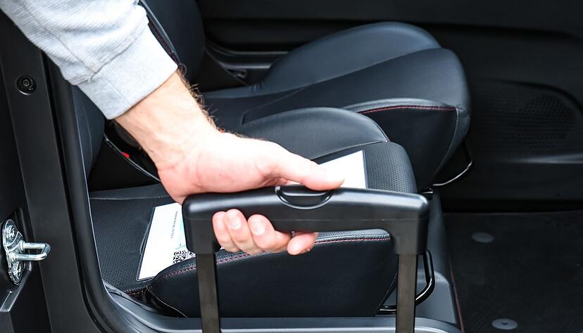 Nein, das ist eigentlich kein Rollkoffer - aber die Wechselakkus lassen sich eben in &auml;hnlicher Manier transportieren.