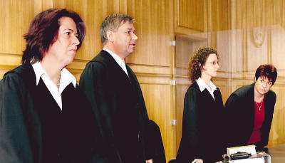 Freispruch für den Bäcker: Die Richter der Heilbronner Schwurgerichtskammer Ursula Ziegler-Göller, Wolfgang Bender und Heike Luick (v. links) haben ein Urteil gefällt, das in seiner Klarheit überraschte. (Fotos: Andreas Veigel) Freispruch für den Bäcker: Die Richter der Heilbronner Schwurgerichtskammer Ursula Ziegler-Göller, Wolfgang Bender und Heike Luick (v. links) haben ein Urteil gefällt, das in seiner Klarheit überraschte. (Fotos: Andreas Veigel)