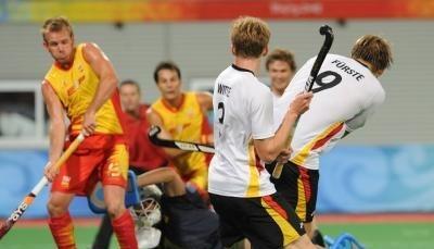 Philip Witte (m) erzielt gegen den spanischen Keeper das 1:0.