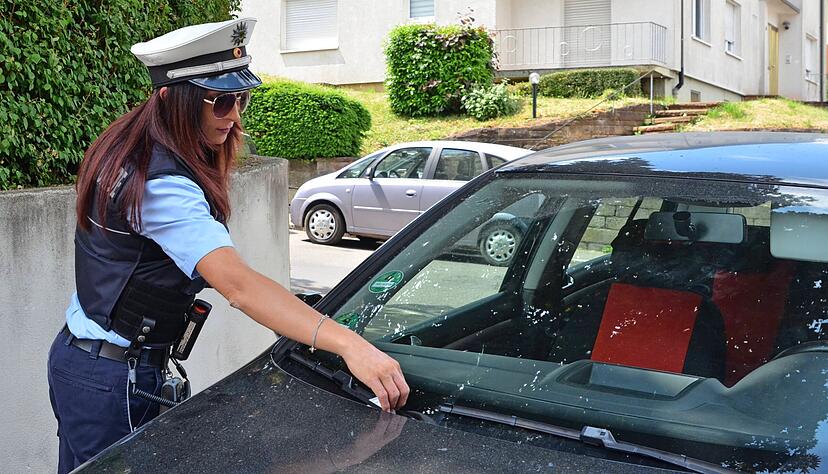 Das Auto steht in der Einmündung auf dem Gehweg. Da muss Stefania Manzo ein Knöllchen ausstellen.