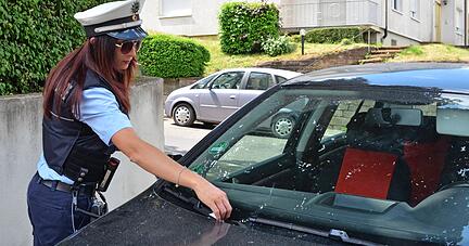 Das Auto steht in der Einmündung auf dem Gehweg. Da muss Stefania Manzo ein Knöllchen ausstellen.
Foto: Stefanie Pfäffle