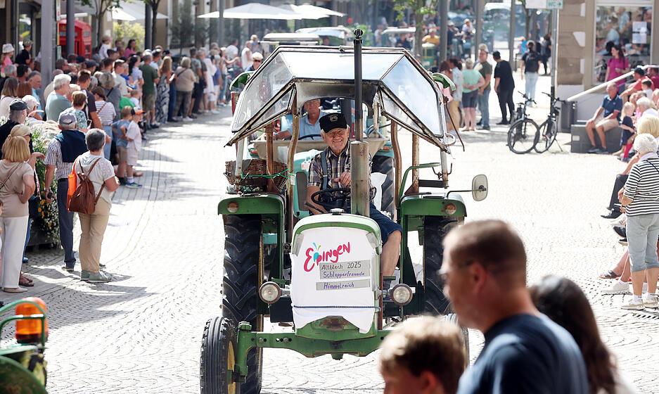 Durch Eppingen fahren am Sonntag etliche Oldtimer – von Traktoren bis Cabrios.