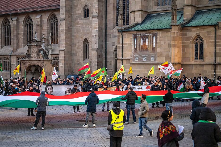 Auf dem Heilbronner Kiliansplatz hat es eine Kundgebung zur Lage im Nordosten-Syriens gegeben.