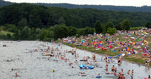 Badebesucher an der Zaberfelder Ehmetsklinge: Foto: Archiv/Hoffmann Badebesucher an der Zaberfelder Ehmetsklinge: Foto: Archiv/Hoffmann