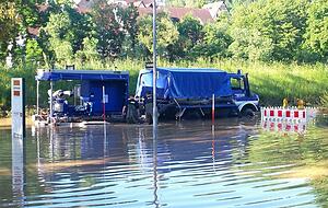 Mit so einem Unimog ist das THW Heilbronn derzeit in den Flutgebieten in Mitteldeutschland im Einsatz. Hier hilft er nach einem Starkregen im Kochertal. 
Foto: THW