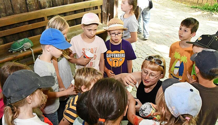 Zum Glück sind es keine wirklichen Verletzungen: Tante Julia (Mitte mit zwei Brillen) hilft den Mädchen und Jungen beim Eingipsen ihrer Hände und Füße. Zum Glück sind es keine wirklichen Verletzungen: Tante Julia (Mitte mit zwei Brillen) hilft den Mädchen und Jungen beim Eingipsen ihrer Hände und Füße.
