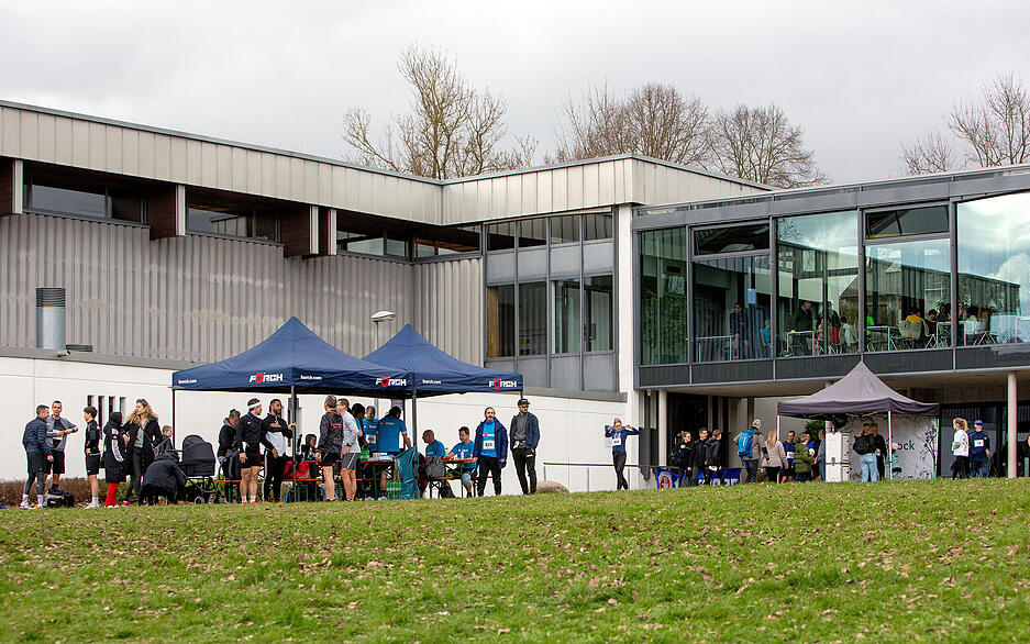Zum 46. Mal laufen Teilnehmer über die Ziellinie des Lindenlaufs in Neuenstadt Zum 46. Mal laufen Teilnehmer über die Ziellinie des Lindenlaufs in Neuenstadt