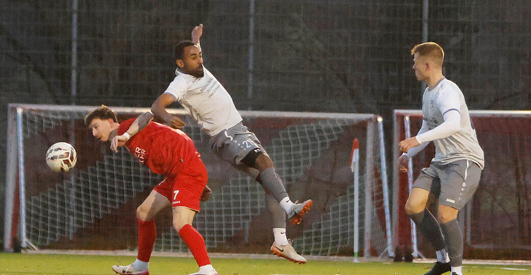 Gegen den FV L&ouml;chgau hat es f&uuml;r &Ouml;hringen und Samuel Helming (Mitte) ein 0:4 gegeben. Damit hat die TSG den Anschluss zu den Aufstiegspl&auml;tzen verloren.