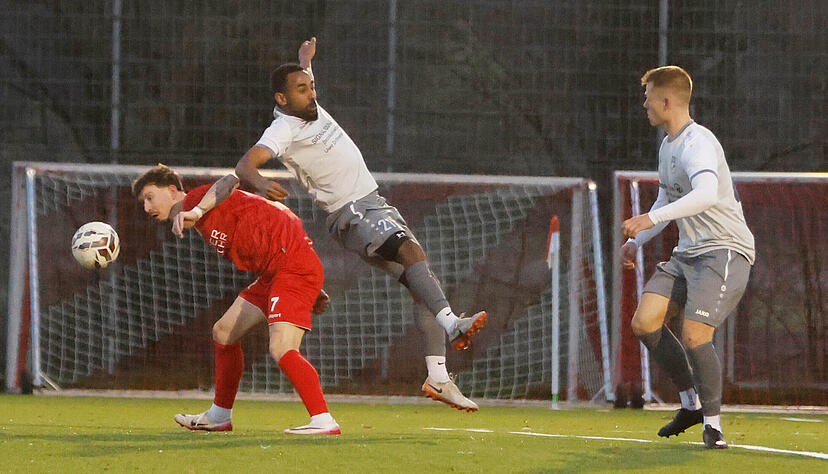 Gegen den FV Löchgau hat es für Öhringen und Samuel Helming (Mitte) ein 0:4 gegeben. Damit hat die TSG den Anschluss zu den Aufstiegsplätzen verloren. Gegen den FV Löchgau hat es für Öhringen und Samuel Helming (Mitte) ein 0:4 gegeben. Damit hat die TSG den Anschluss zu den Aufstiegsplätzen verloren.