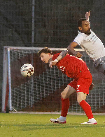 Gegen den FV L&ouml;chgau hat es f&uuml;r &Ouml;hringen und Samuel Helming (Mitte) ein 0:4 gegeben. Damit hat die TSG den Anschluss zu den Aufstiegspl&auml;tzen verloren.