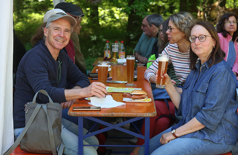 Auf beliebten Pl&auml;tzen herrscht lebhafte Stimmung bei bestem Wetter.