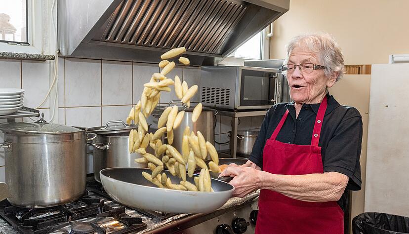Die 80-jährige Hilde Störzbach in Aktion: Die bodenständige Küche des Besens besteht aus so manchem Geheimrezept der Familie.
Fotos: Mario Berger