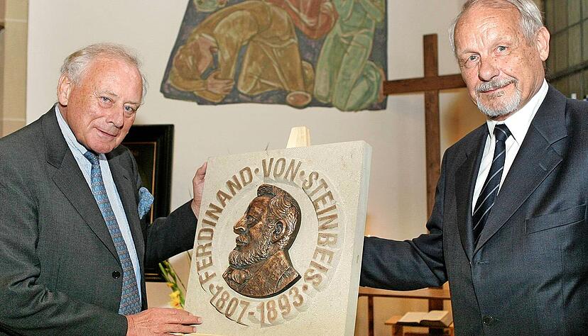 Der Unternehmer Reinhold Würth und Hans Dieter Metzger, Ururenkel von Ferdinand von Steinbeis, mit dem vom Ilsfelder Bildhauer Heinz Mann gefertigten Reliefstein, der an den bedeutenden Wirtschaftspolitiker erinnert.
Foto: Archiv/Seidel