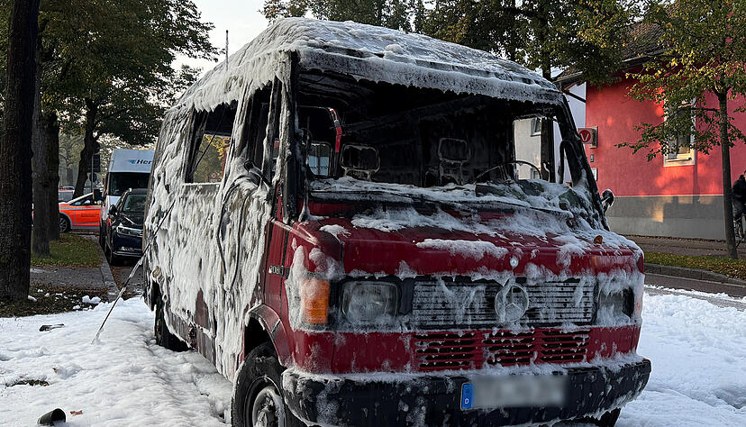 Ein Transporter ist ausgebrannt und voller Löschschaum. Ein Brand in einem Münchner Einfamilienhaus hat einen Großeinsatz von Polizei und Feuerwehr ausgelöst.