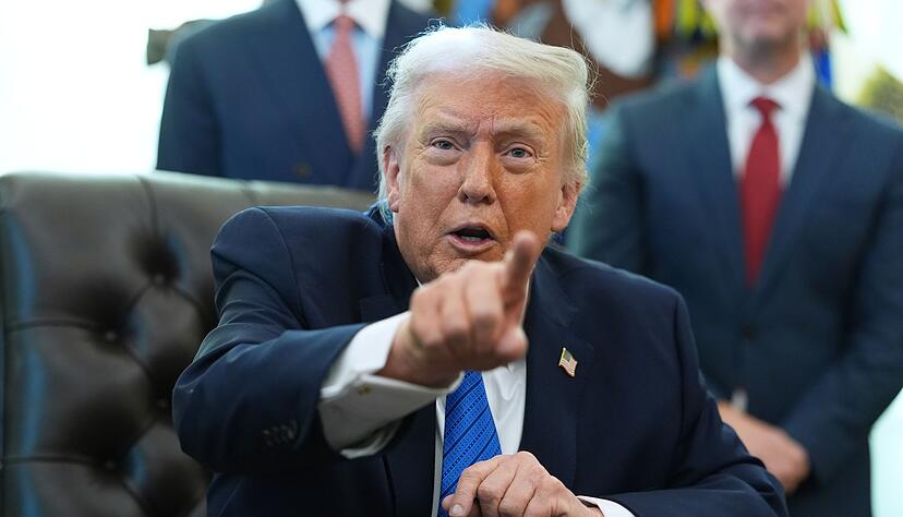 Weitere Kriegsschiffe seien unterwegs in Richtung Iran, sagt US-Pr&auml;sident Donald Trump.