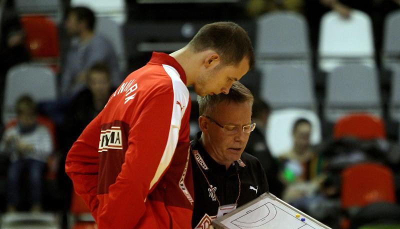 Der d&auml;nische Nationalspieler Simon Hald Jensen (l) spielt k&uuml;nftig f&uuml;r die SG Flensburg-Handewitt. Foto: Valda Kalnina