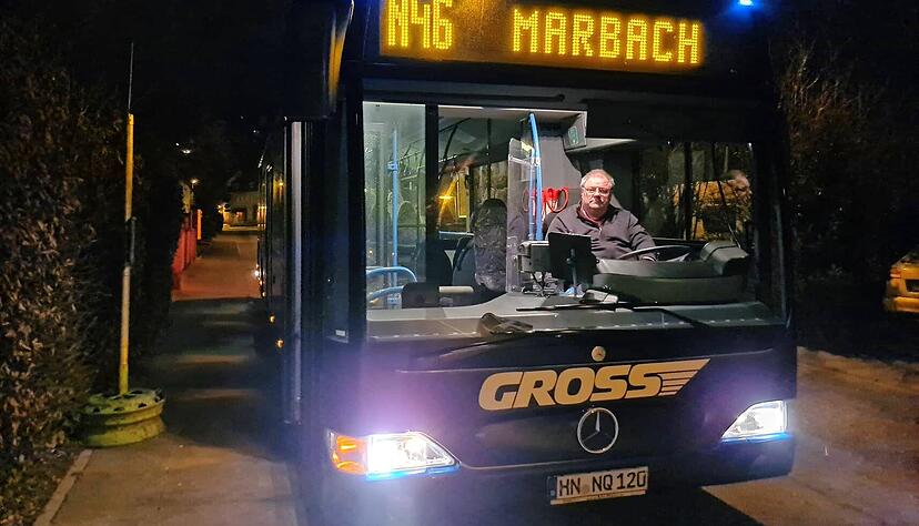 Ivica Piplica steuert in der Nacht jeweils dreimal den Bus von Beilstein nach Marbach und zurück. Ivica Piplica steuert in der Nacht jeweils dreimal den Bus von Beilstein nach Marbach und zurück.