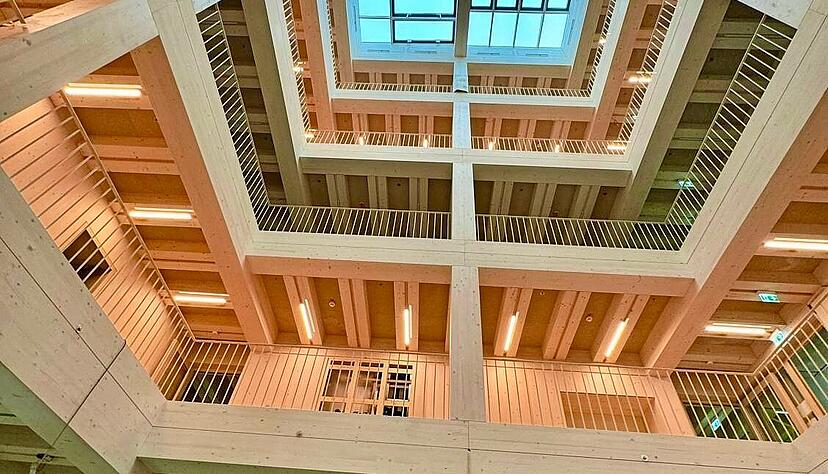 Blick in das mehrgeschossige Atrium der IFH 2.0. Schon auf den ersten Blick ist die W&auml;rme erkennbar, die die Konstruktion ausstrahlt.