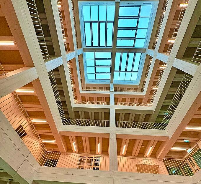 Blick in das mehrgeschossige Atrium der IFH 2.0. Schon auf den ersten Blick ist die W&auml;rme erkennbar, die die Konstruktion ausstrahlt.