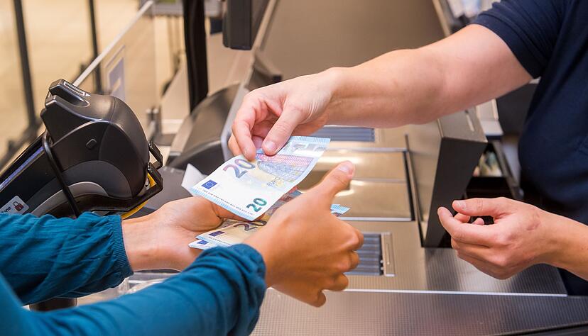 Im Supermarkt schnell noch Geld abheben - das ist mittlerweile in vielen Läden bequem möglich. Aber: Bei einigen der Handelsketten ist ein gewisser Einkaufsbetrag für die Bargeldabhebung Voraussetzung. Im Supermarkt schnell noch Geld abheben - das ist mittlerweile in vielen Läden bequem möglich. Aber: Bei einigen der Handelsketten ist ein gewisser Einkaufsbetrag für die Bargeldabhebung Voraussetzung.